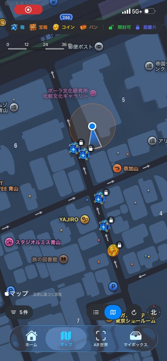 地図上に近くのボックスやコインが表示されている画面